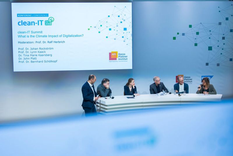 Panel zum Klimaeinfluss von Organisationen. Moderation: Prof. Dr. Ralf Herbrich, HPI, (v.l.n.r.): Dr. John Platt, Google, Prof. Dr. Lynn Kaack, Hertie School, Prof. Dr. Johan Rockström,  Potsdamer Institut für Klimaforschung, Prof. Dr. Bernhard Schölkopf, MPI für Intelligente Systeme, Dr. Tina Marie Kaarsberg, US-Department of Energy