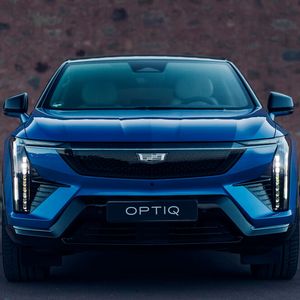 Die vielen Sicken in der Motorhaube des Optiq verleihen der Front Charakter(Bild:  Cadillac)