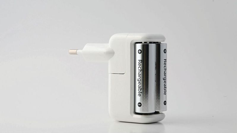Der Gesundheitszustand einer Lithium-Ionen-Batterie verändert sich mit zunehmender Alterung. KI-Modelle können charakteristische Veränderungen in den Lade- und Spannungskurven nutzen, um den State of Health abzuschätzen.(Bild:  frei lizenziert / Pexels)