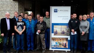 Nach der Vertragsunterzeichnung: Teile der Belegschaft mit Geschäftsführer Alfred Woltering, ganz links im Bild, daneben Tobias Woltering. (Bild: Woltering)