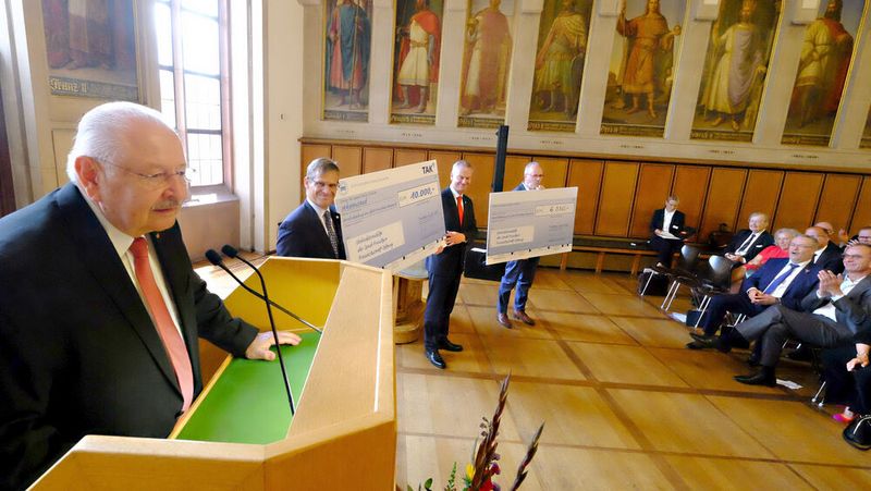 Jürgen Karpinski warb nicht nur für das Kfz-Gewerbe, sondern auch für die „Stiftung Franziskustreff“. (Bild: Zietz – VCG)