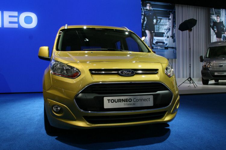 Die Front des Tourneo bildet das aktuelle Ford-Design ab. Je nach Ausstattungsversion erhält der Kunde diverse Innenraumdetails. Unter anderem möchte Ford auch in der Connect-Reihe das sprachsteuerbare Konnektivitätssystem Ford Sync anbieten. (Auto-Medienportal.Net)
