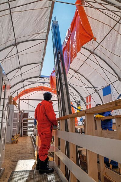 Zelt mit Bohrmast. In der Ende Januar abgeschlossenen Feldsaison 2022/23 wurde eine Tiefe von 808 Metern erreicht. (Bild: PNRA/IPEV)