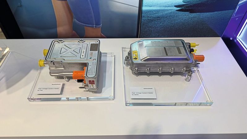 Das Angebot an Ersatzteilen für Elektro- und Hybridautos wächst. Borg-Warner zeigte Zuheizer für das Thermomanagement, ...(Bild:  Rosenow – VCG)