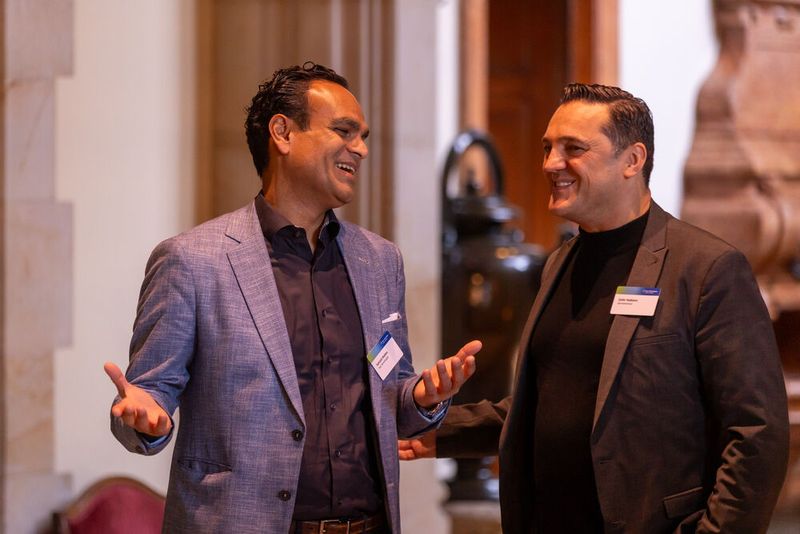 Santosh Wadwa (l., Fsas) freut sich über die vielen guten Gespräche, hier mit Zafer Nalbant (Gerresheimer AG). (Bild: Fsas)