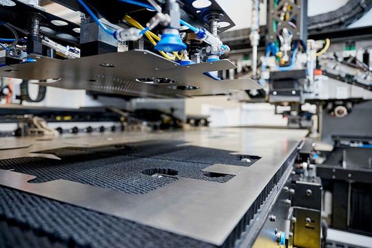 Der digitale Einfahrassistent von Trumpf ermittelt automatisch, bei welchen Bauteilen manuelles einrichten erforderlich ist. Dafür ermittelt er unter anderem den Biegewinkel bei der Bauteilentnahme. Die Gefahr von verklemmten Teilen wird dabei ebenfalls minimiert, heißt es. (Bild:  Trumpf)
