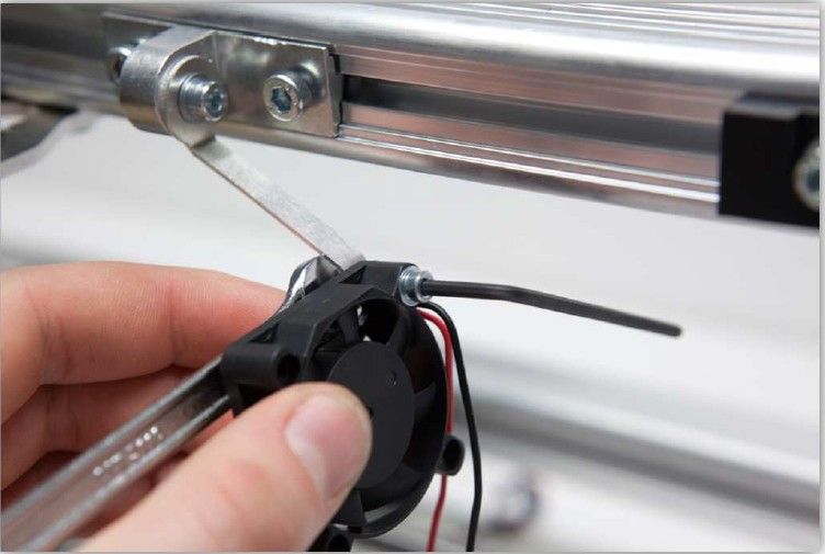 Der 3D-Drucker Velleman K8200 im Aufbau: BEFESTIGUNGSPLATTE FÜR DEN LÜFTER (Bild: Velleman nv)