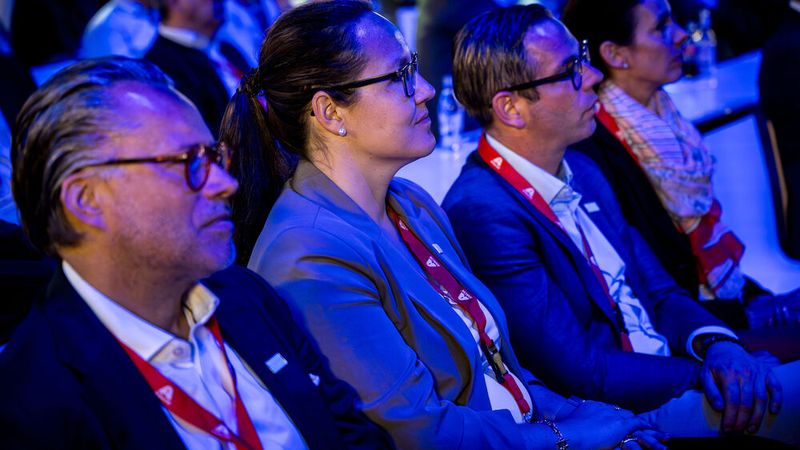 Die Begrüßungsrede vom ZDH-Präsidenten Jörg Dittrich begeisterte das Publikum, hier im Vordergrund Automechanika-Chef Olaf Mushoff. (Bild: ZKF)
