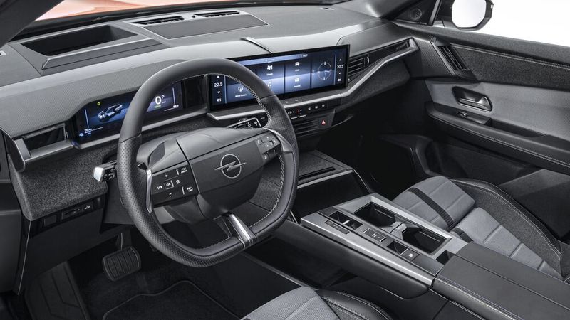 Das Cockpit umfasst einen großen (16 Zoll) und flachen Bildschirm auf der Center-Konsole sowie ein Zehn-Zoll-Fahrer-Infodisplay hinterm Lenkrad. (Bild: Opel)