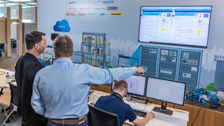 Évaluation du cas de test Ethernet-APL : Mathias Koch (BASF) et Klaus Erni (Emerson) testent Emerson DeltaV et analysent le trafic réseau et les événements de diagnostic. (Source : Kristoff Meller)