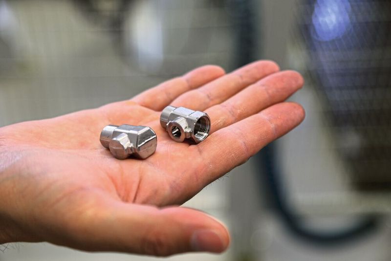 Remarquable : De la pièce brute à la pièce finie, tout d'une seule main. 250'000 composants quittent l'usine de Bione tous les jours. (Matthias Böhm)
