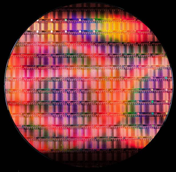 Abbildung 1: Die Intel-Chips Xeon E7-4800 v2 nutzen die 