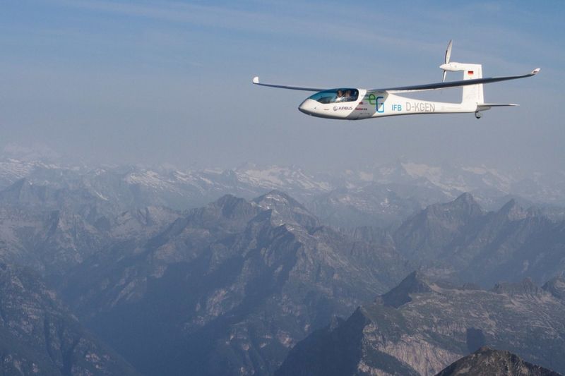 Die Pioniere Klaus Ohlmann and Ingmar Geiß haben die erste Alpenüberquerung mit einem Elektroflugzeug mit Batteriespeicher gemeistert. (e-Genius)