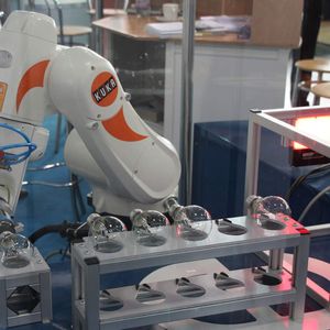 Roboter führt das gesamte Handling bei der Fertigung und beim Test von Glühlampen aus
