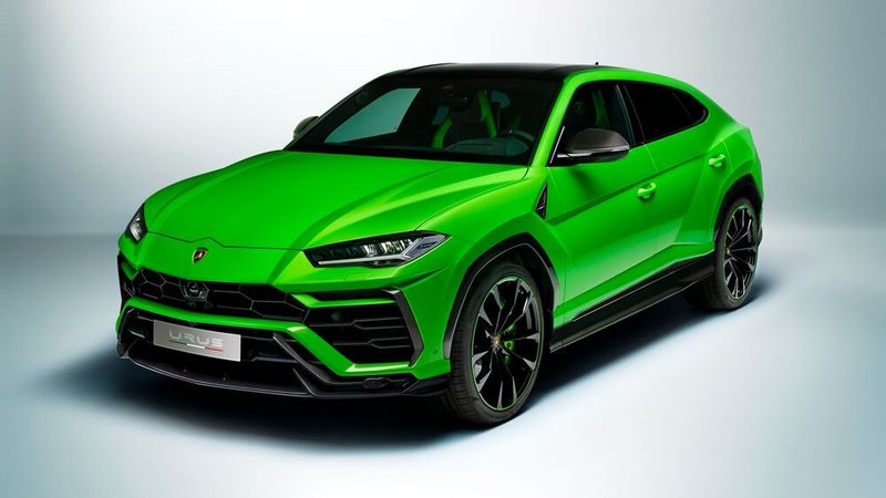 Der Urus kam am 4. Dezember 2017 auf den Markt. Er ist, wie auch der Audi Q7, der Bentley Bentayga und der Porsche Cayenne, auf dem modularen Längsbaukasten der Volkswagen AG aufbaut, wiegt durch den Einsatz von Karbonteilen aber weniger als die anderen Modelle. Angetrieben wird der Urus von einem Vierliter-V8-Ottomotor. Dieser leistet 478 kW (650 PS) und beschleunigt das Fahrzeug auf bis zu 305 km/h. (Bild: Lamborghini)