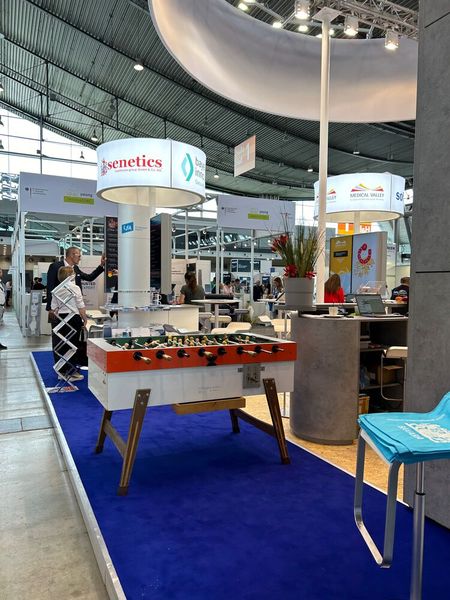 Ein Kicker-Tisch durfte am Gemeinschaftsstand von Bayern Innovativ nicht fehlen. (Bild: Engelke – VCG)