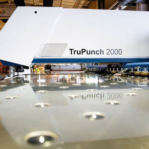 Dank bewährtem Maschinenkonzept, präziser Koordinatenführung und hoher Positioniergenauigkeit fertigt die Tru Punch 2000 maßgenaue Werkstücke.