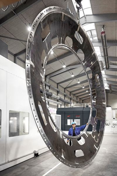 Arbeiten in der Nische: Mit seinen Karusselldrehmaschinen ist Haco auf runde Bauteile mit großen Abmessungen spezialisiert. (Bild: Starrag/Ralf Baumgarten)