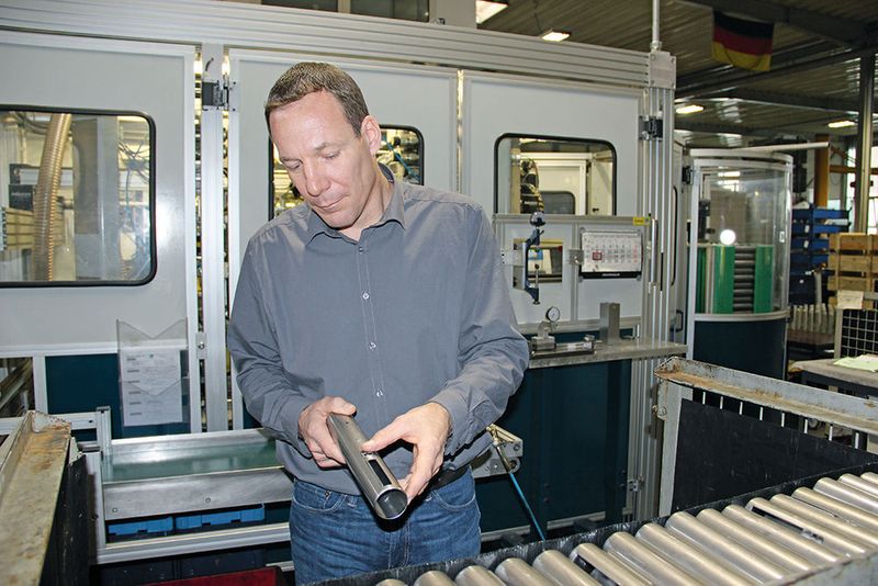 Uwe Steinmetz, technischer Entwickler und Konstruktionsleiter bei Walter Henrich, mit einem Führungsrohr für eine BMW-Lenksäule. (Sonnenberg)