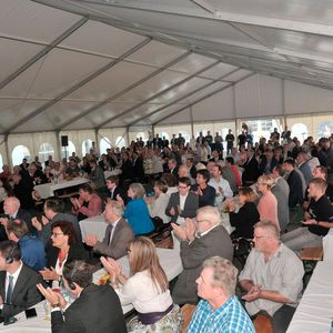 Sie waren wahrlich nicht die einzigen Gäste: Zur Eröffnung des Erweiterungsbaus der Landesfachschule war das Festzelt gut gefüllt.(Bild:  Zietz / »kfz-betrieb«)