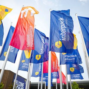 Mehr als 2.800 Aussteller aus 65 Ländern verwandelten vom 7. bis 13. Mai 2026 Düsseldorf in das globale Zentrum der Processing & Packaging-Branche. Die Interpack zeigte eindrucksvoll: Ohne intelligente Verpackungslösungen gibt es weder moderne Produktion noch sichere globale Versorgung.

Von hochmodernen Verpackungsmaschinen über komplette Produktionslinien bis hin zu innovativen Materialien und Prozesstechnik – die Messe präsentierte die gesamte Bandbreite der Industrie. Besonders spannend: Viele Anlagen liefen live, die Produktion war direkt vor Ort erlebbar.

Lassen Sie die Messe noch einmal Revue passieren und klicken Sie sich durch unsere Bildergalerie! (Bild: Messe Düsseldorf / Tillmann)