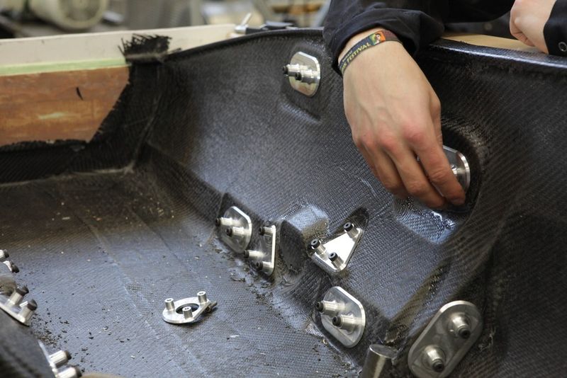 Die Big Head-Befestiger sorgen im Monocoque-Chassis für eine sicher verschraubbare Verbindung sämtlicher Bauteile. (Bild: KVT)