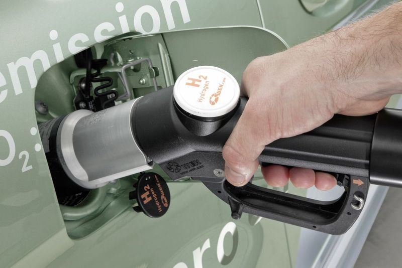 Der Tankvorgang an der Wasserstofftankstelle dauert rund drei Minuten und funktioniert so ähnlich wie bei Erdgasautos. (Archiv: Vogel Business Media)