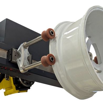 In einer Lackieranlage bei Eisenmann übernimmt ein Industrieroboter mit Greifer das Handling unterschiedlich großer und schwerer Felgen. Dabei kommt präzise Antriebstechnik von Stöber zum Einsatz. (Bild: Stöber Antriebstechnik GmbH + Co. KG )