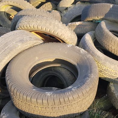 Altreifen sind eigentlich Sekundärrohstoff zählen jedoch zum Abfall. (Bild: Redaktion)