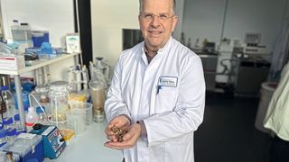 Dr. Dirk Bockmühl, HSRW-Professor für Hygiene und Mikrobiologie, forscht an Alternativen zu Mikroplastik. (Bild: Stephan Hanf / HSRW)