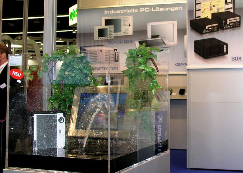 Spectra Industrie-PC haben eigens ein Aquarium bemüht, um die Wasserdichtigkeit der Bedienterminals unter Beweis zu stellen. (Archiv: Vogel Business Media)