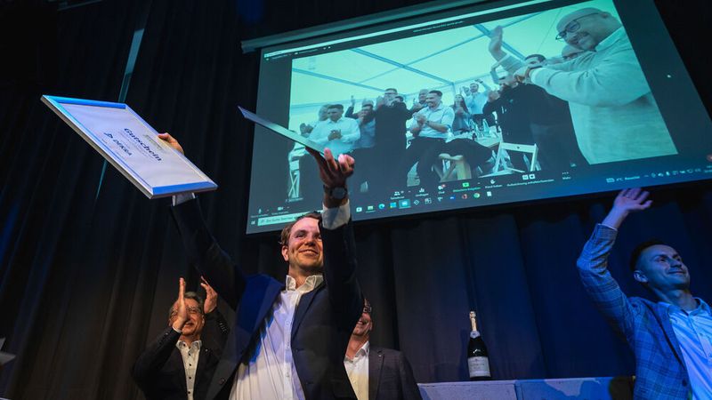Das Weller-Team freut sich über den zweiten Platz beim Gebrauchtwagen Award 2022. Shannon Hellmann erhielt jubelnde Unterstützung von seinem Team, das nicht vor Ort sein konnte, aber live zugeschaltet wurde. (Bild: Stefan Bausewein)