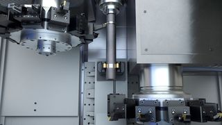 Die E-Mobilität schreitet voran. Emag hat deshalb speziell zur spanenden Bearbeitung von Rotorwellen eine Produktionslinie entwickelt. Hier ist das System beim Vordrehen eines Bauteils mit zwei Drehzentren des Typs VTC 200 zu sehen. (Emag)