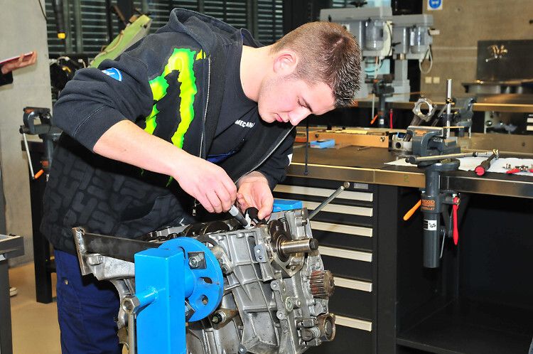 Auch die Schweiz hat drei Kandidaten ins Rennen geschickt: Janik Leuenberger beim Vermessen von Motorbauteilen... (Foto: Schmidt)