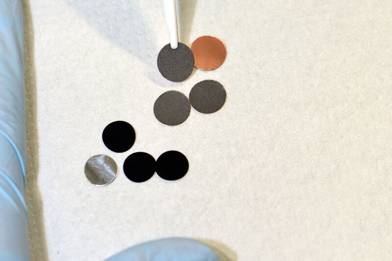 Proben von Anodenmaterial (grau) und Kathodenmaterial (schwarz) (Bild: Andreas Battenberg / TU München)