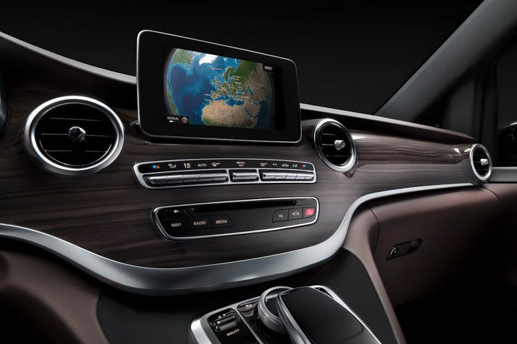 Es gibt ein bis zu 21,3 Zentimeter großes, senkrecht stehendes Display. (Foto: Daimler)