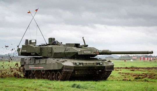 The latest version of the Leopard 2 battle tank bears the designation A8 (Leopard 2A8). It also requires a powerful engine, and Rolls-Royce Power Systems from Friedrichshafen is set to supply it by the hundreds, making this a rare large-scale order ...(Image: KNDS)