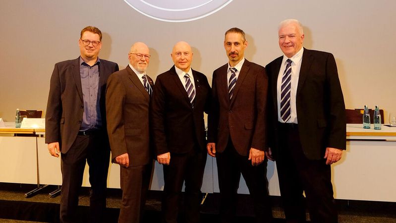 Ehrungen und Verabschiedung in der Kfz-Innung Freiburg: (v. l.) Carsten Beuß, Hauptgeschäftsführer, Landesverband Baden-Württemberg, Rolf Buselmeier, ehemaliger Obermeister, Siegfried Ernst, ehemaliges Vorstandsmitglied, Hansjörg Brutschin, neuer Obermeister und Erhard Bender, Geschäftsführer Innung Freiburg(Bild:  Zietz - VCG)