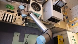 Abb.5: Das Diagnosticum wirkt Personalengpässen erfolgreich entgegen – am Standort in Adorf übernimmt ein UR10e-Roboter selbstständig die Nachtschicht. (Bild: UR)