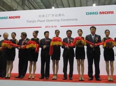 Das Band wird feierlich zerschnitten: Wang Liming, Vice President of China Machine Tool & Tool Builders’ Association; XU Hongxing, Director of Tianjin Economic-Technological Development Area (TEDA); Zhong Sizhao, Operation Director of Danfoss (Tianjin); Dr. Rüdiger Kapitza, CEO of DMG Mori; and Dr. Masahiko Mori, President of DMG Mori bei der Eröffnung der neuen 30-Millionen-Euro-Produktionsanlage von Mori Seiki in Tianjin, China. (DMG Mori)