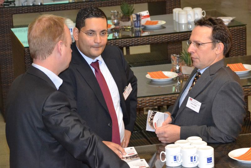 Prof. Dr. Leon Urbas (rechts), Professor für Prozessleittechnik an der Technischen Universität Dresden im Gespräch. (Bild: PROCESS)