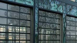 Die Alu-Sektionaltore von Alpha Deuren sorgen für Transparenz und Helligkeit insbesondere bei Prestigeobjekten wie Firmensitzen, Messen, Flughäfen oder Werkstätten. Bild: Alpha Deuren (Archiv: Vogel Business Media)