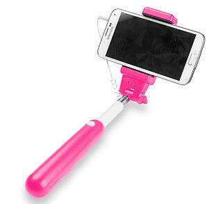 Von Cellularline gibt es für das perfekte Muttertags-Selfie den Selfie-Stick Voyager. Mit ihm kann ganz einfach ohne zusätzliche App oder Bluetooth-Verbindung ein Selfie gemacht werden. Man muss nur das Handy mit dem integrierten Kabel an den Selfie-Stick anschließen und den Knopf auf dem Verlängerungsarm drücken. Dann bleibt nur noch: Cheeeese!  Erhältlich in den Farben Hellblau, Pink, Grün und Schwarz (UVP 16,99 Euro). (Bild: Cellularline)