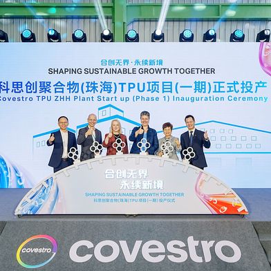 Bei der feierlichen Eröffnung der neuen Anlage (von links nach rechts): Edwin Wu, (Leiter TPU Sales and Market Development Südkorea, Südostasien und China), Stephan Ehlers (Leiter Operations TPU), Andrea Maier-Richter (Globale Leiterin von TPU), Monique Buch (Chief Commercial Officer), Holly Lei (Präsidentin von Covestro China) and Kevin Ho (Leiter TPU Sales and Market Development für die Region APAC). (Bild: Covestro)