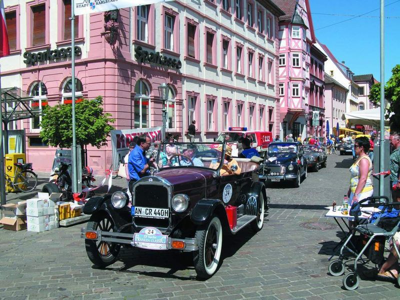 Die Rallye führt immer wieder durch eine der zahlreichen Bilderbuch-Städtchen Unterfrankens, die zugleich als Kontrollpunkt dienen.  (Foto: Dominsky)