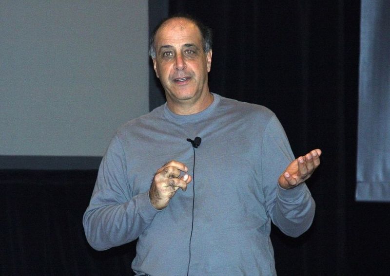 Carl Bass, CEO von Autodesk, stellt auf der Autodesk University 2011 die cloudbasierte PLM-Lösung vor.  (Bild: Michel)