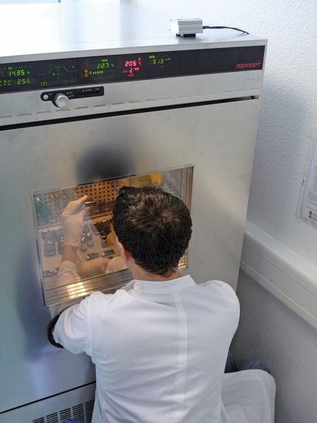 Bild 1: Klimaschrank CTC mit Durchführungen für die Bedienung von außen und integrierter Drucklufttrocknung (Bild: ikfe, Mainz)