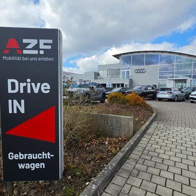 Die AZF-Gruppe zieht unter anderem mit ihrer großen Auswahl an Neu- und Gebrauchtwagen Kunden an. Für Letztere hat sie einen Drive-Through-Gebrauchtwagenplatz konzipiert. (Bild: Mauritz – VCG)