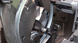 Bild 1: In der Biegestation formt der Servo-Spannringautomat Durchmesser und Drall des Stahlringverschlusses. (Bild: Schmale Maschinenbau)
