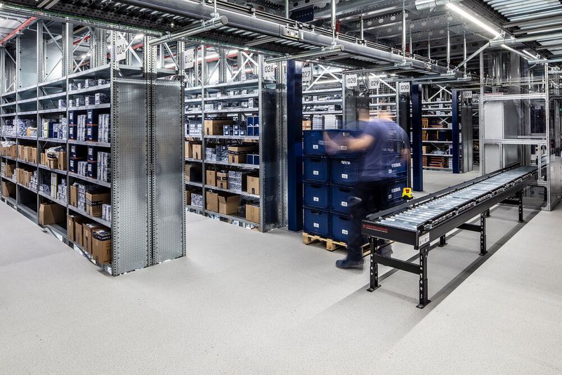 Damit der Warenfluss bei Vierol ein Stück mehr automatisiert ablaufen kann, wurde von Förster & Krause die passende Fördertechnik beigesteuert. (Bild: Meta)